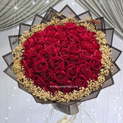 41 Kadife Güllü İsteme – Söz – Nişan Buketi ve İsim Baskılı Altın Cam Kutuda Çikolata 4117