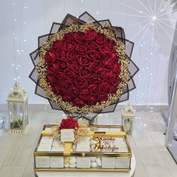 ŞENNUR - 41 Kadife Güllü İsteme – Söz – Nişan Buketi ve İsim Baskılı Altın Cam Kutuda Çikolata 4117