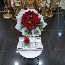 41 Kırmızı Kadife Güllü İsteme, Söz, Nişan Buketi ve Cam Kutuda Çikolatası 4024