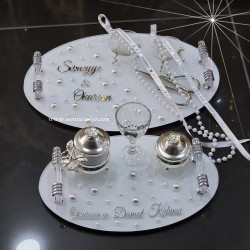 Beyaz Cam Yüzük Tepisi, Damat Kahvesi Tepsisi ve İsim Baskılı İncili Yüzük Kurdelesi Seti 4033