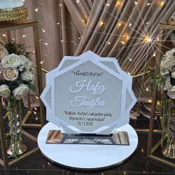 ŞENNUR - Gümüş Pleksi Kaideli Ahşap Kazıma Hafızlık Masa İsimliği 4072