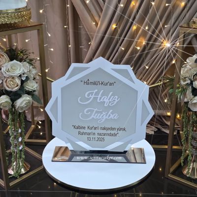 Gümüş Pleksi Kaideli Ahşap Kazıma Hafızlık Masa İsimliği 4072