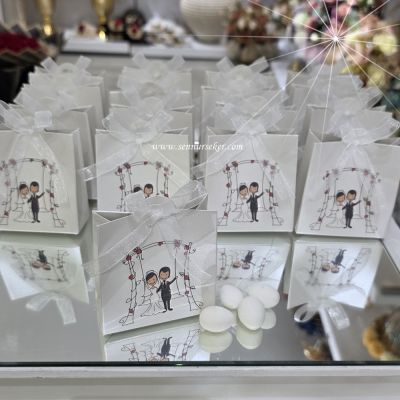 Sedefli Beyaz Kutuda Gelin Damat Baskılı, Organze Fiyonklu Nikah Şekeri 4086