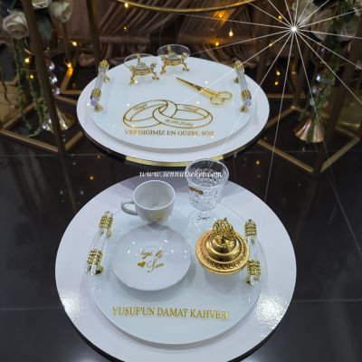 Yuvarlak Beyaz Cam Özel İsim Baskılı Yüzük Tepisi ve Damat Kahvesi Tepsisi Seti 4090