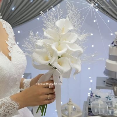 Zarif Beyaz Gala Gelin El Çiçeği – Modern ve Şık Gelin Buketi 4076